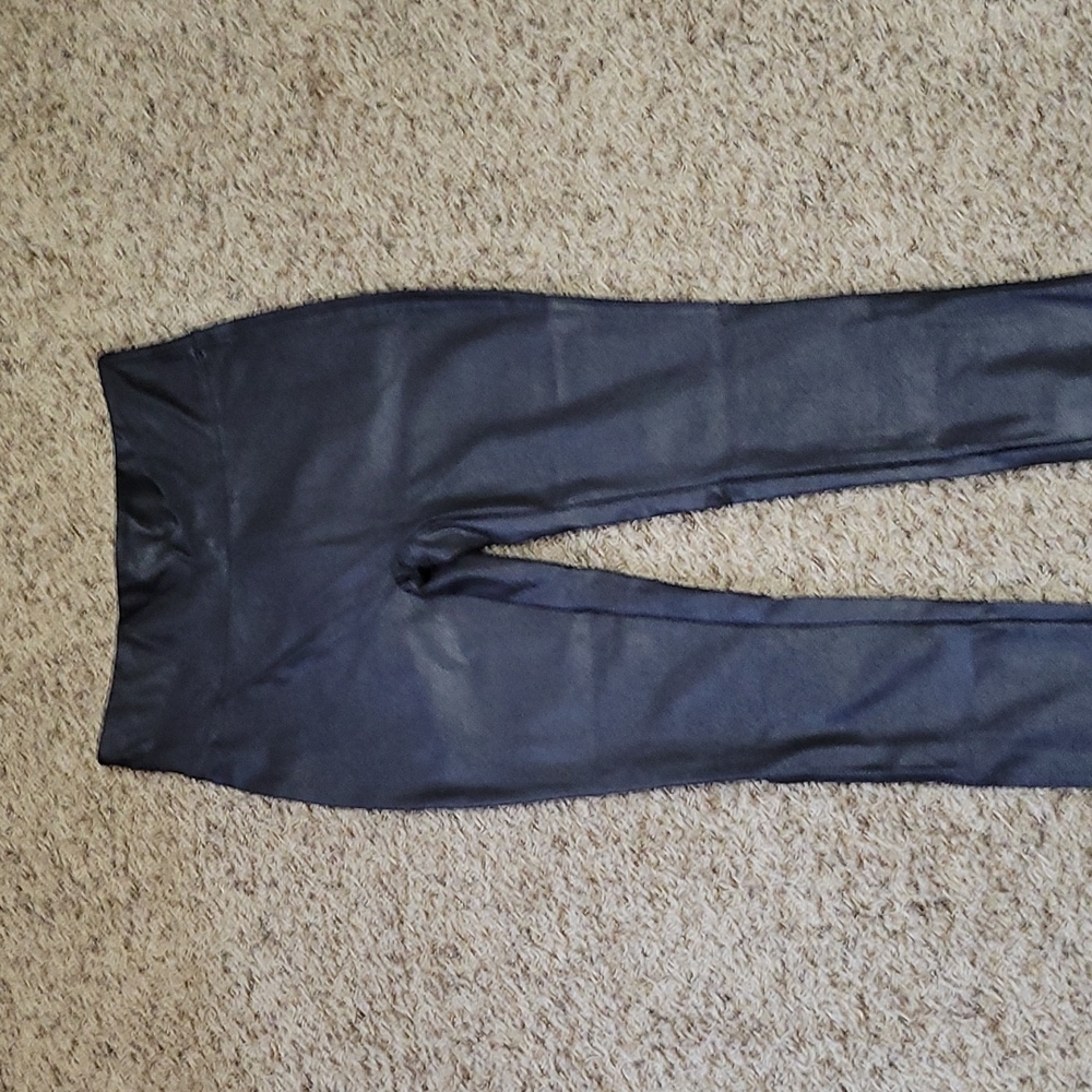 Medium, Sierra. Black leggings, 26x28